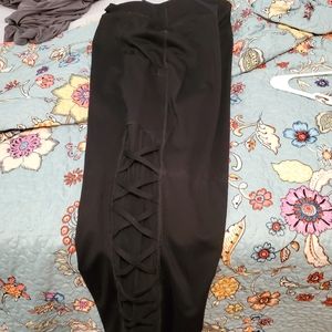 Black active capris